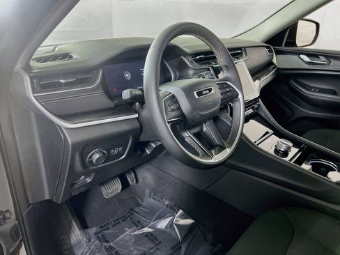 Used 2023 Jeep Grand Cherokee Laredo AWD/4WD image 9
