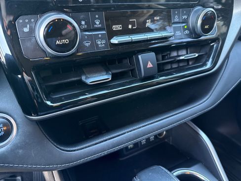 Used 2021 Toyota Highlander XLE image 18