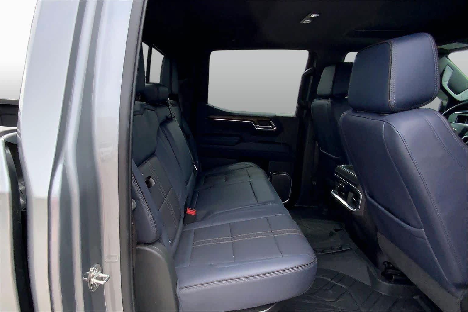 Used 2023 Chevrolet Silverado 1500 High Country w/ High Country Premium Package AWD/4WD image 32