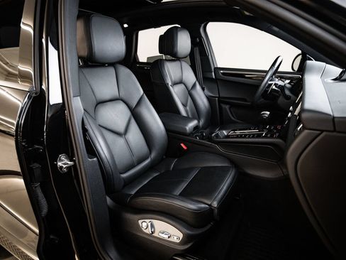 Certified 2023 Porsche Macan AWD/4WD image 29