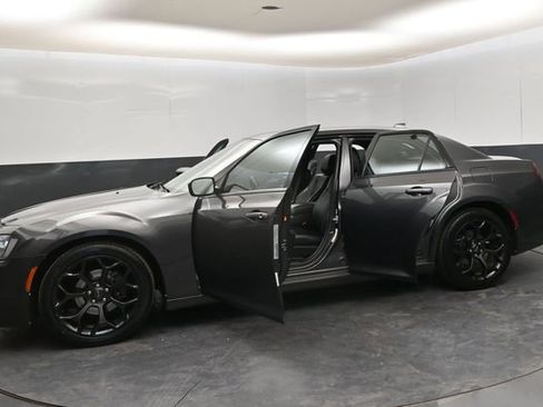 Used 2019 Chrysler 300 S image 29