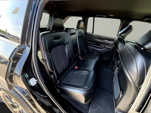 Used 2025 Jeep Grand Cherokee Altitude image 25