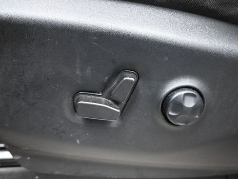 Used 2022 Chrysler Voyager LX image 7