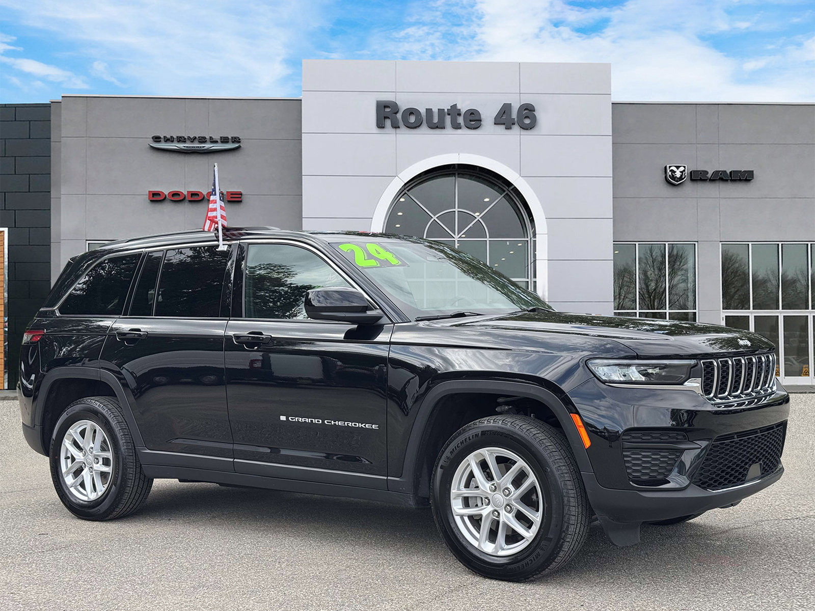 Used 2024 Jeep Grand Cherokee Laredo X w/ Luxury Tech Group I AWD/4WD image 13