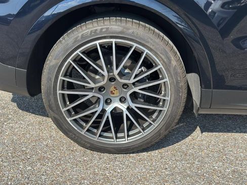 Used 2022 Porsche Cayenne Platinum Edition image 11