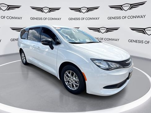Used 2025 Chrysler Voyager LX FWD image 1
