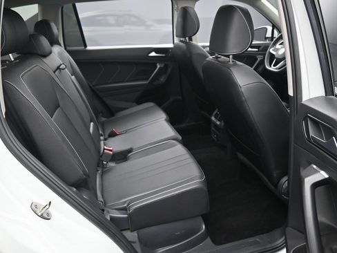 Used 2023 Volkswagen Tiguan SE w/ Panoramic Sunroof Package image 32