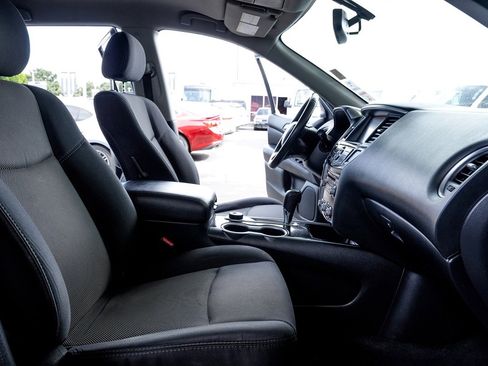 Used 2019 Nissan Pathfinder SV image 14