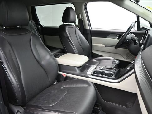 Used 2024 Kia Carnival LX image 12