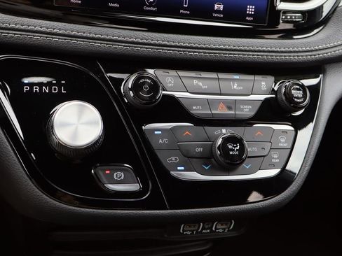 Used 2023 Chrysler Pacifica Touring FWD image 17