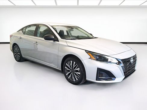 Used 2025 Nissan Altima 2.5 SV FWD image 3