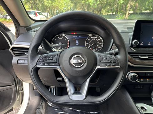 Used 2025 Nissan Altima 2.5 SV FWD image 24