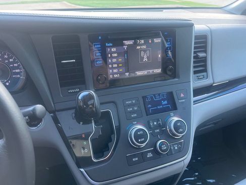 Used 2017 Toyota Sienna XLE Premium FWD image 23