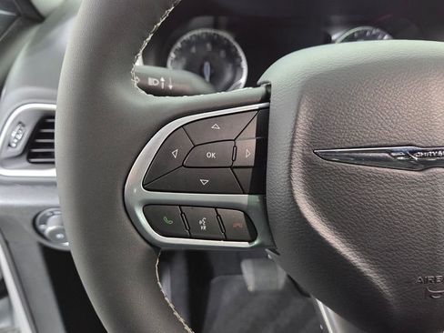 Used 2026 Chrysler Pacifica Select image 18