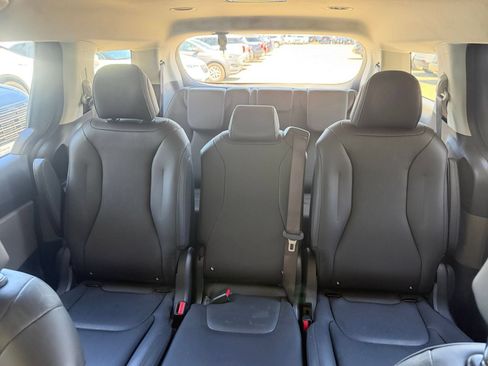 Used 2026 Kia Carnival FWD image 41