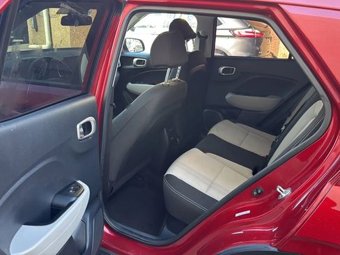 Used 2024 Hyundai Venue SEL image 26