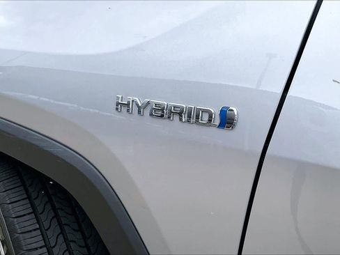 Used 2020 Toyota RAV4 XLE AWD/4WD image 33