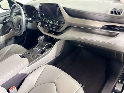 Certified 2023 Toyota Highlander XLE image 31