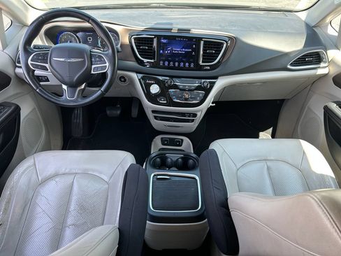 Used 2017 Chrysler Pacifica Touring-L Plus w/ Tire & Wheel Group FWD image 28