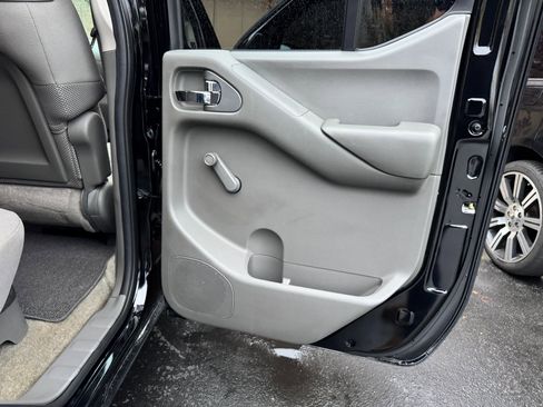 Used 2012 Nissan Frontier S image 34