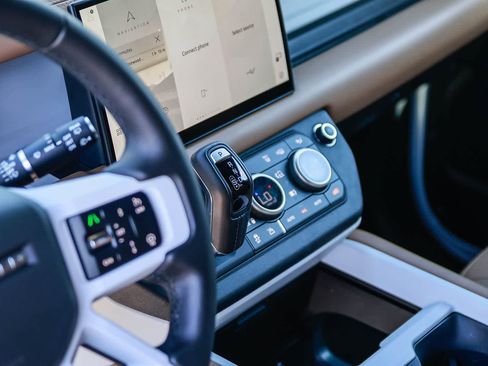 Used 2025 Land Rover Defender 110 X-Dynamic SE image 20