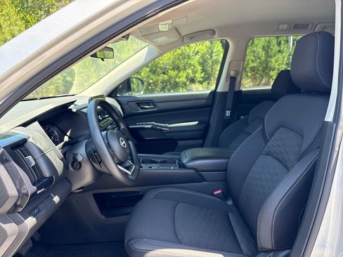 Used 2024 Nissan Pathfinder S FWD image 4