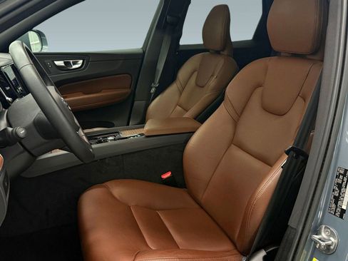 Used 2023 Volvo XC60 B5 Plus image 5