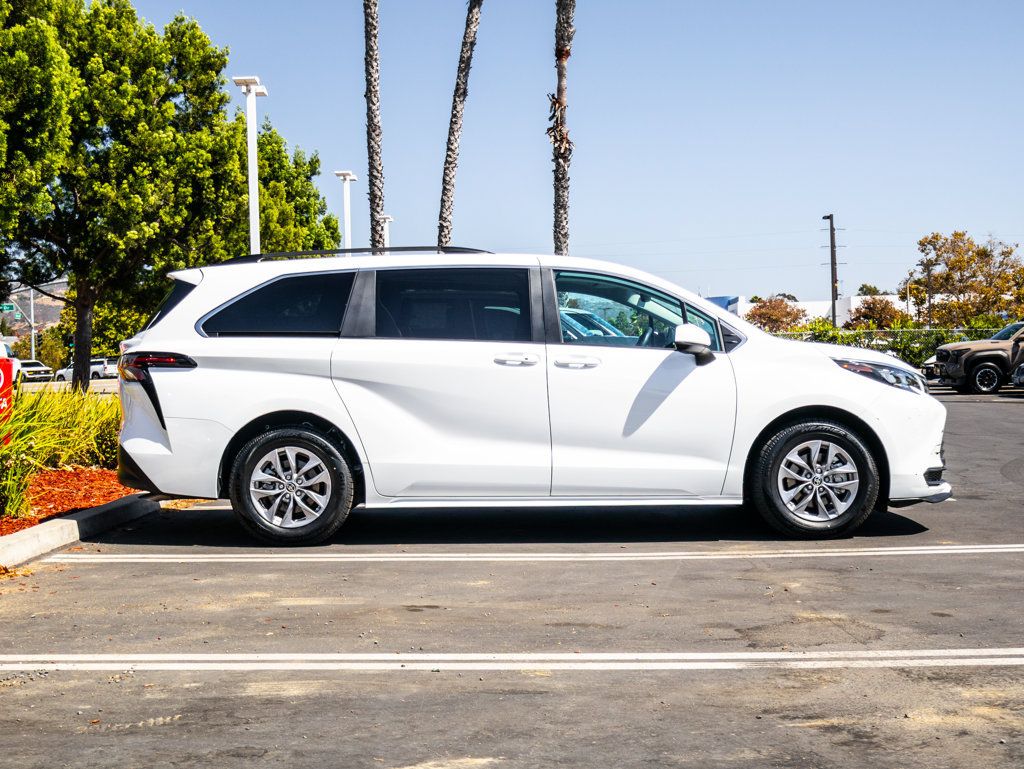 Used 2024 Toyota Sienna LE w/ LE Plus Package FWD image 4