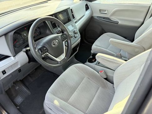 Used 2017 Toyota Sienna LE FWD image 9