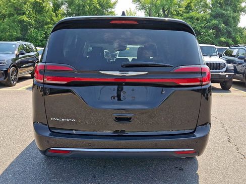 Certified 2024 Chrysler Pacifica Touring-L FWD image 5