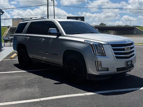 Used 2020 Cadillac Escalade Premium Luxury AWD/4WD image 4
