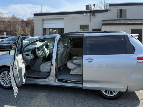 Used 2012 Toyota Sienna XLE FWD image 7