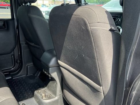 Used 2018 Jeep Wrangler Unlimited Sahara w/ Connectivity Group AWD/4WD image 22