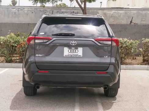 Used 2019 Toyota RAV4 LE FWD image 9