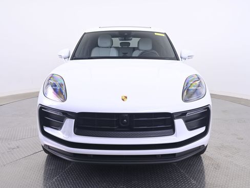 Certified 2023 Porsche Macan AWD/4WD image 10