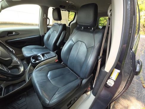 Used 2020 Chrysler Pacifica Touring-L w/ Advanced Safetytec Group FWD image 11