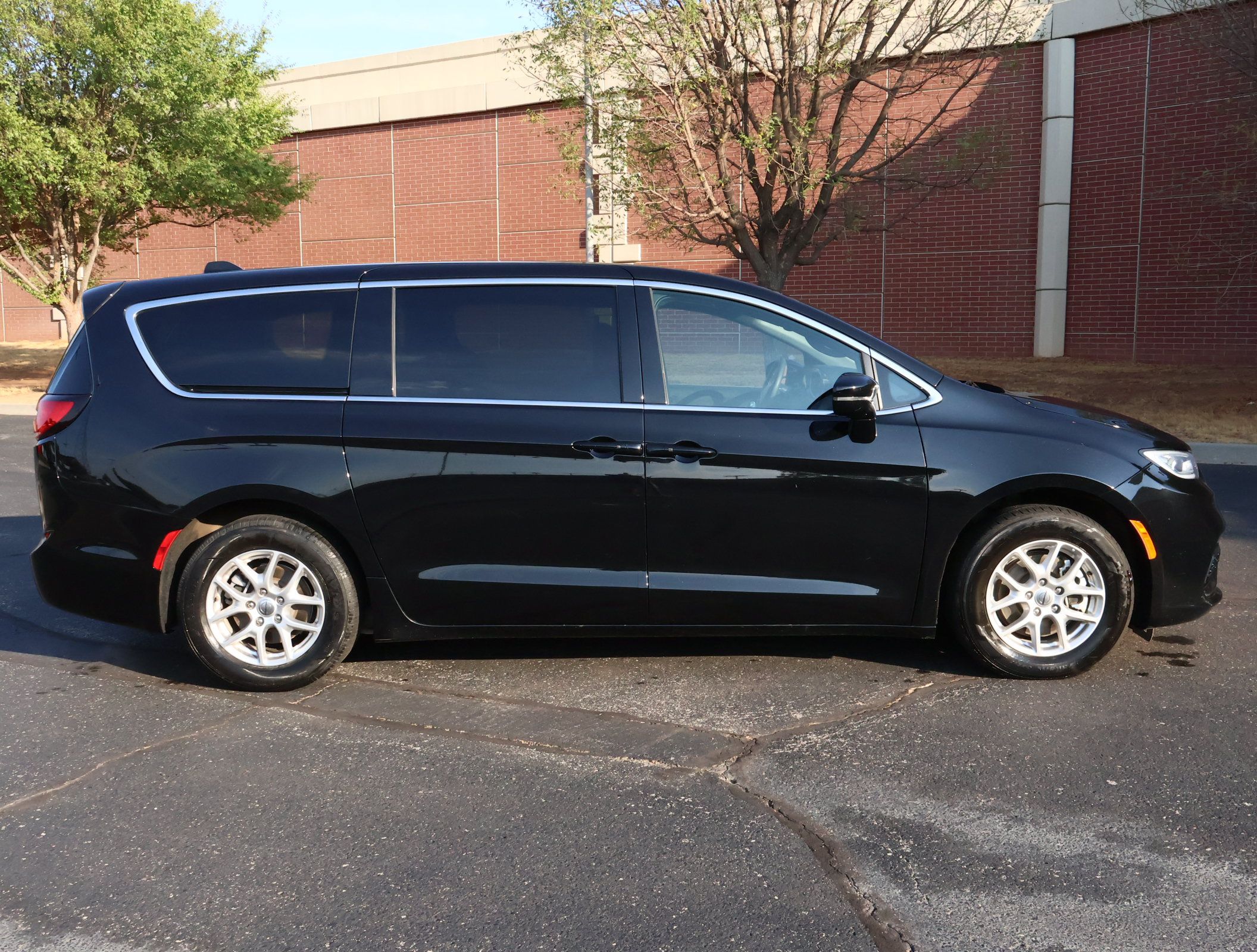 Used 2025 Chrysler Pacifica Select FWD image 36
