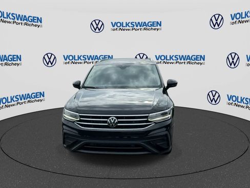 Used 2024 Volkswagen Tiguan SE w/ Panoramic Sunroof Package FWD image 3
