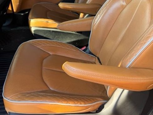 Used 2022 Chrysler Pacifica Pinnacle FWD image 3