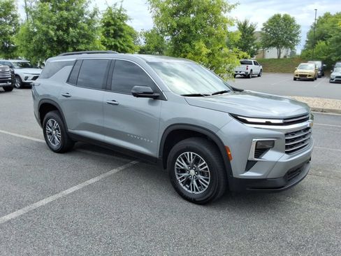 Certified 2024 Chevrolet Traverse LT FWD image 3