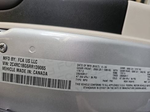 Used 2024 Chrysler Pacifica Touring-L FWD image 35