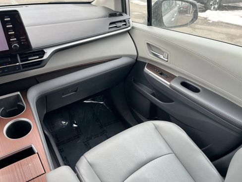 Used 2024 Toyota Sienna XLE image 34