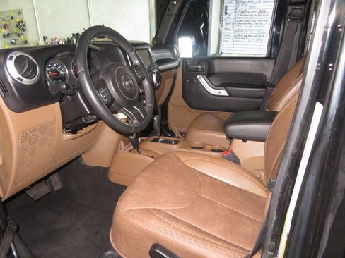 Used 2013 Jeep Wrangler Unlimited Sahara w/ Connectivity Group AWD/4WD image 18
