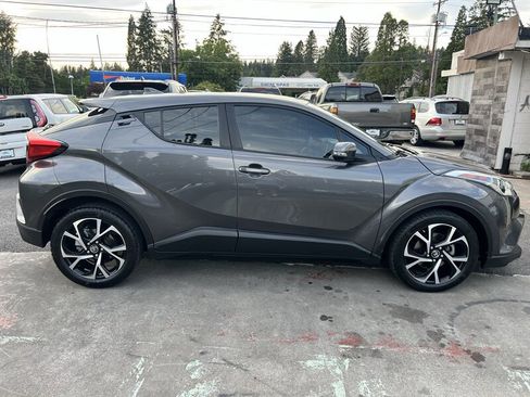 Used 2018 Toyota C-HR XLE FWD image 6