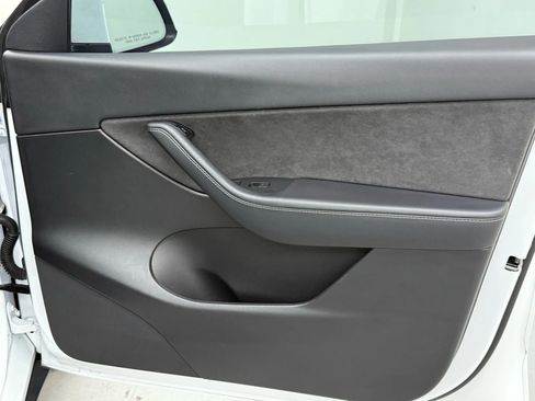 Used 2022 Tesla Model Y Long Range image 18