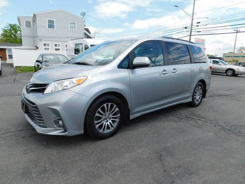 Used 2018 Toyota Sienna XLE FWD image 1