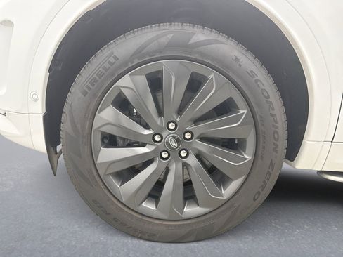 Used 2025 Land Rover Discovery Sport S image 27