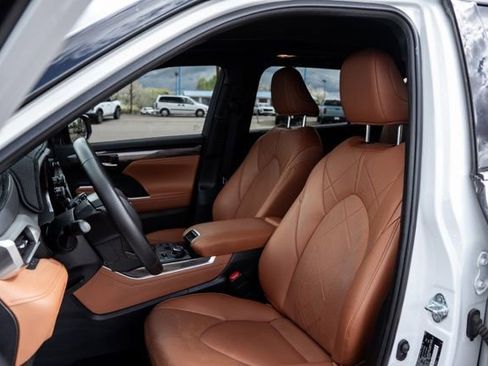 Used 2024 Toyota Highlander Platinum image 27