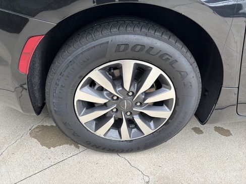 Used 2023 Chrysler Pacifica Touring-L FWD image 18