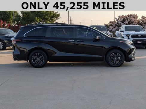 Used 2024 Toyota Sienna XLE Woodland Edition AWD/4WD image 4
